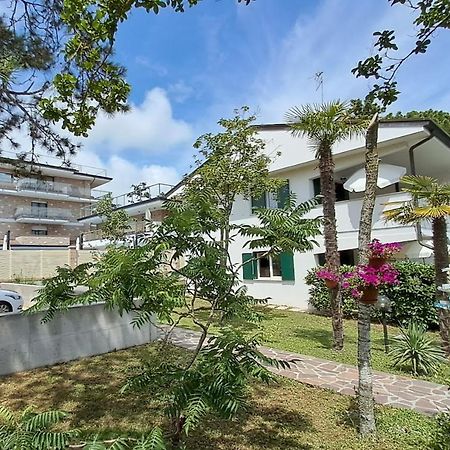 Villa Barbara Fra I Pini Lignano Sabbiadoro Eksteriør billede