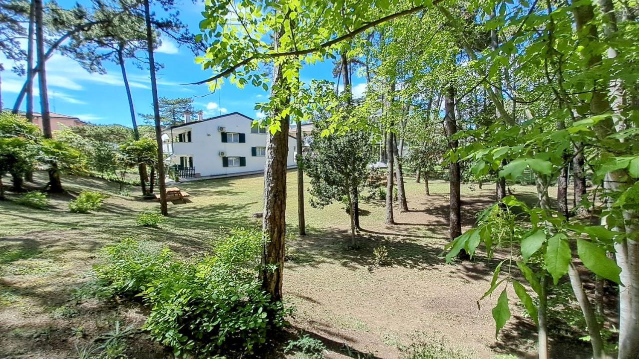 Villa Barbara Fra I Pini Lignano Sabbiadoro Eksteriør billede